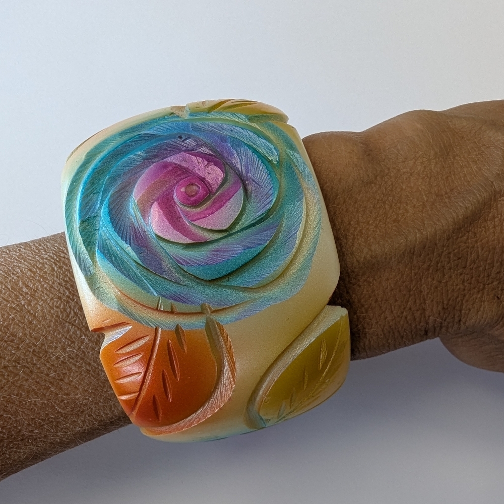 VTG CHUNKY LASER CUT  CELLULOID THICK BANGLE BRACELET